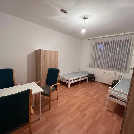 Lägenhet Feelhome, Flughafen Nah,3-schlafzimmer, Dusche Ebenerdig, Zentral, Wifi, Ground Floor *