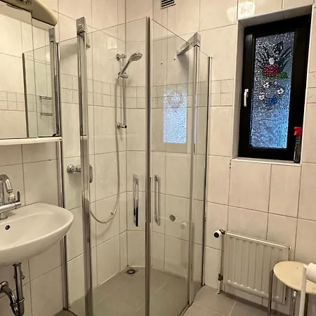 Feelhome, Flughafen Nah,3-schlafzimmer, Dusche Ebenerdig, Zentral, Wifi, Ground Floor Apartment